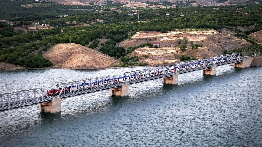 Fırat Demir Yolu Köprüsü'nün havadan görünümü