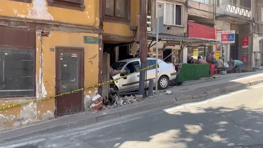 Bursa'da park halindeyken hareket eden aracın çarptığı 3 katlı binada oluşan hasar.