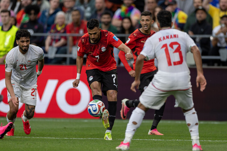 Mısır ve İran milli futbol takımlarının 2026 FIFA Dünya Kupası grup aşamasındaki mücadelesinden bir görüntü.