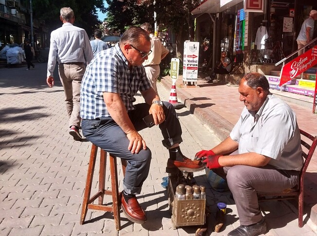 Lustruesi i këpucëve u dhuron kalimtarëve  festë muzikore  me violinën e tij