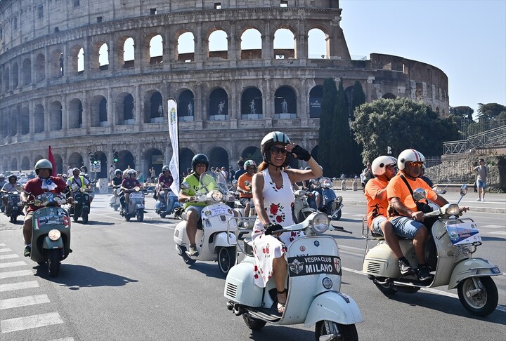 Mijëra ngasës Vespa marrin pjesë në paradën e motoçikletave në kryeqytetin Italian