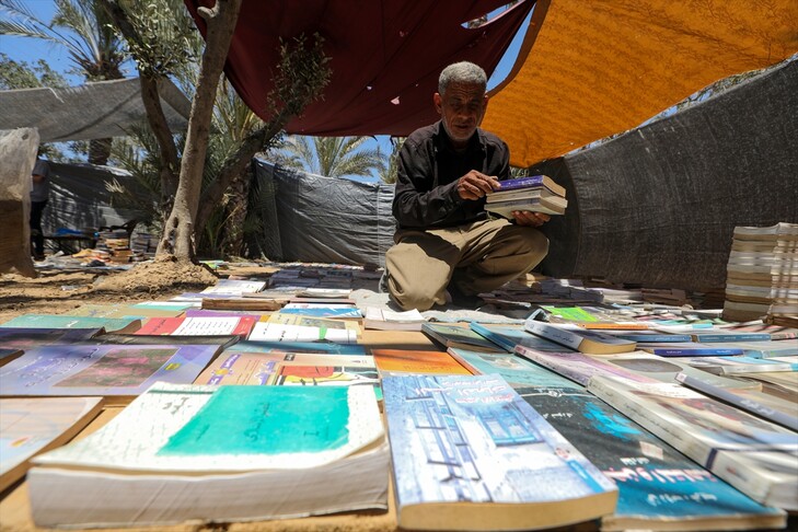Një librashitës nga Gaza rikrijoi bibliotekën e tij me librat që mori nga rrënojat e shtëpisë