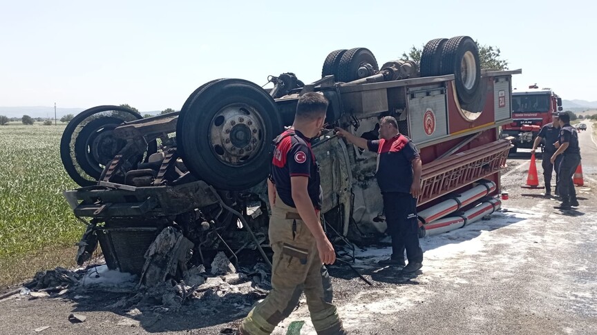 Bergama'da kaza yapan itfaiye aracı