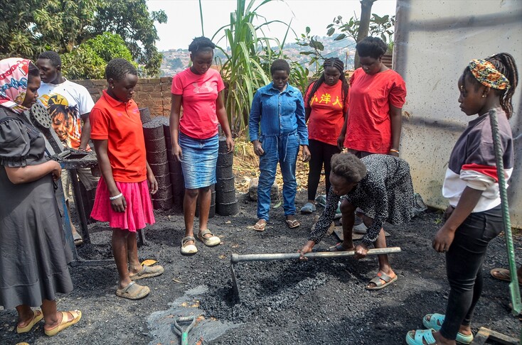 Ugandë  nënat e reja fitojnë të ardhura duke i shndërruar mbetjet bujqësore në briketa biokarburantesh