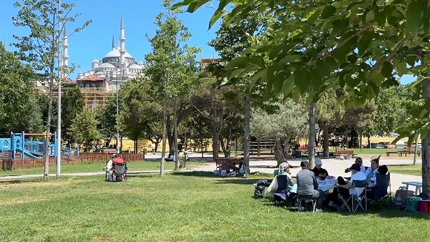 İstanbul'da sahile akın eden vatandaşlar