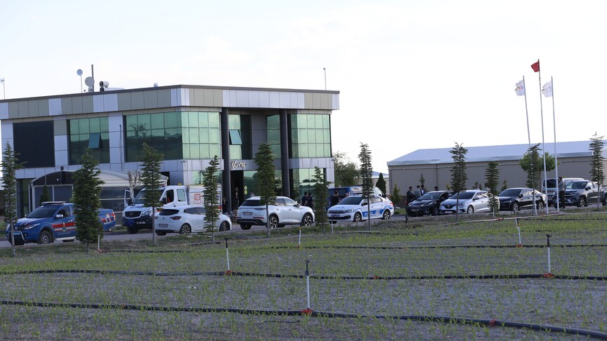Niğde'de havai fişek fabrikasında patlama sonrası adliye önü.
