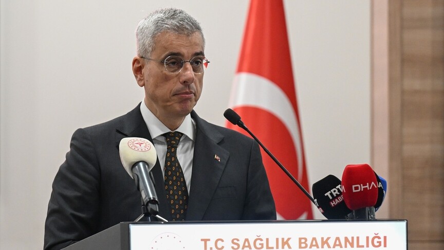 Sağlık Bakanı Kemal Memişoğlu konuşma yaparken