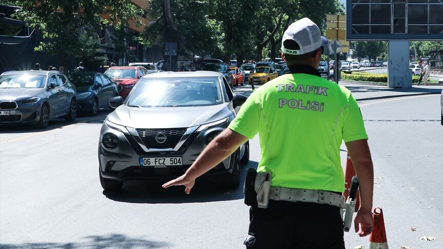 Ankara'da polis ekipleri tarafından yapılan güvenlik denetimleri