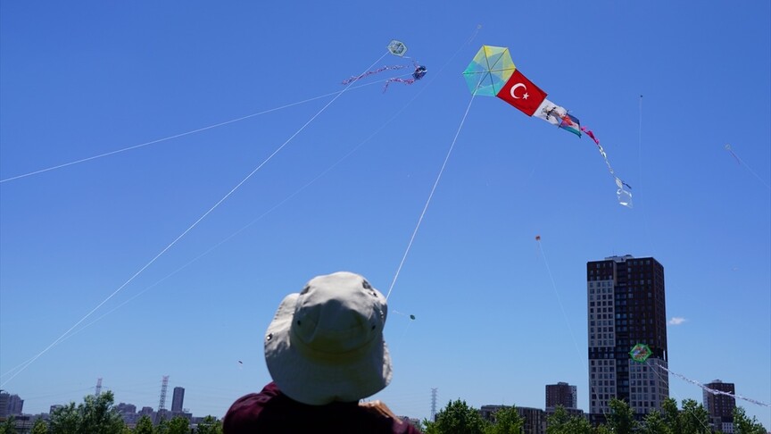 Başakşehir'de düzenlenen uçurtma festivalinde gökyüzünde süzülen rengarenk uçurtmalar