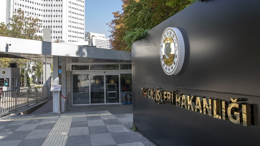 Dışişleri Bakanlığı binası önünde Türk bayrağı dalgalanıyor.