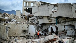 Venezuela'daki depremlerde enkaz yığınına dönen mahalleler felaketin dehşetini gözler önüne seriyor