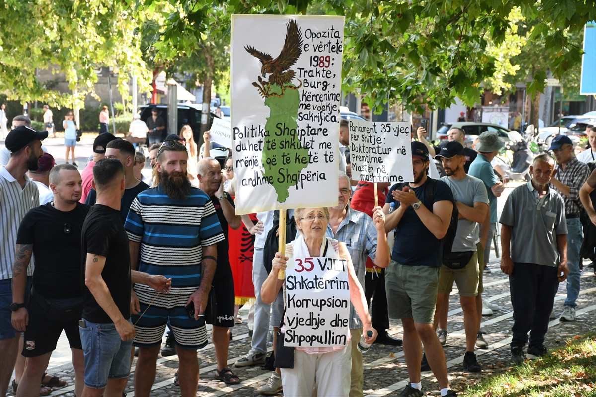 Arnavutluk’ta turizm projelerine karşı Meclis binası önünde gösteri düzenlendi