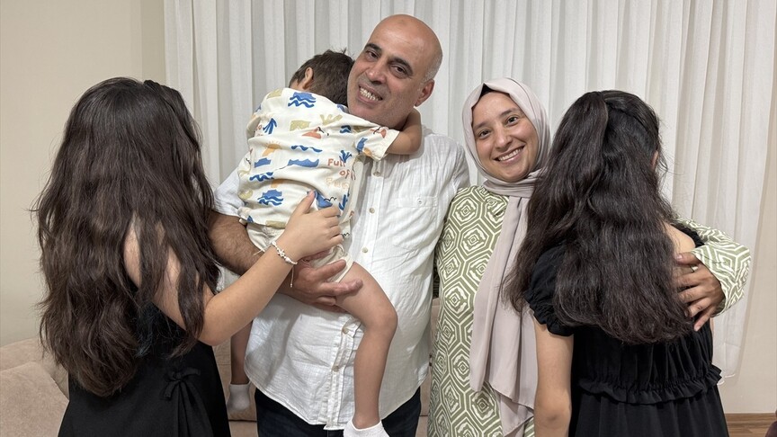 Koruyucu aile, ikisi kardeş üç çocuğa "yuva" oldu