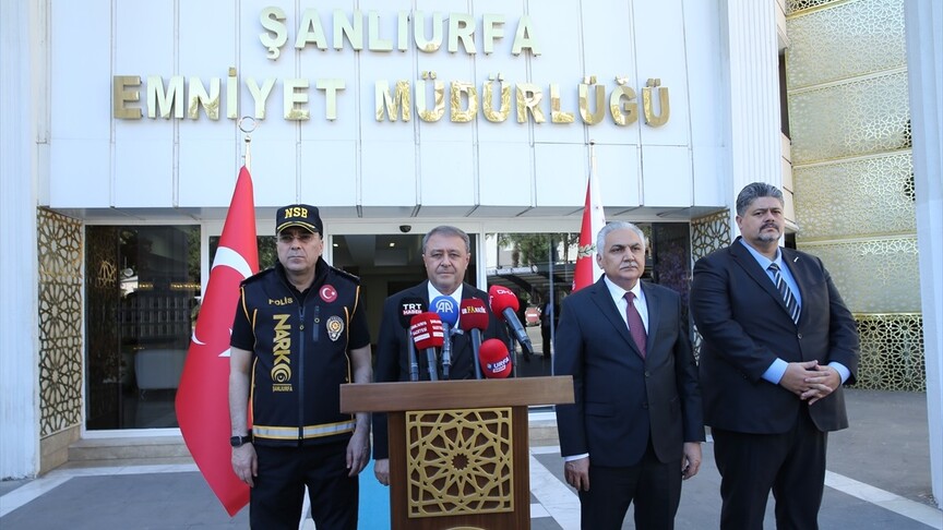 Şanlıurfa merkezli uyuşturucu operasyonunda polis ekiplerinin çalışmaları.