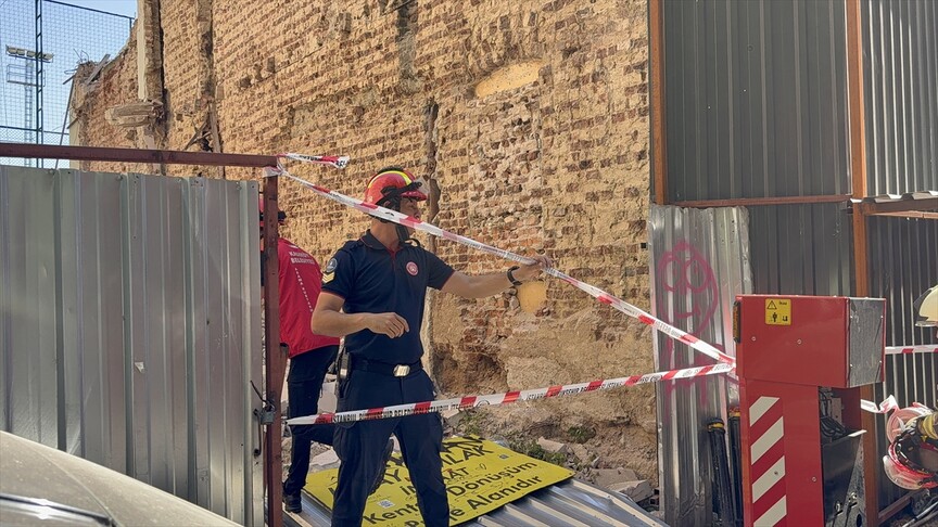 Kadıköy'de bina yıkımı sırasında meydana gelen göçük sonrası bölgedeki hareketlilik