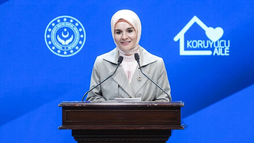 Aile ve Sosyal Hizmetler Bakanı Mahinur Özdemir Göktaş konuşma yaparken