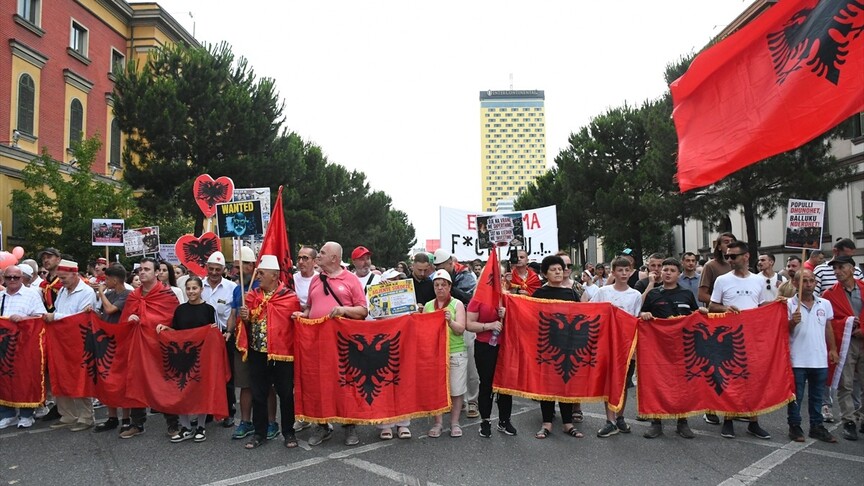 Arnavutluk'ta Zvernec turizm projesine karşı düzenlenen protestolar
