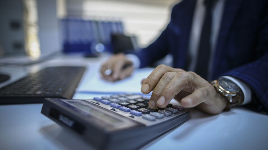 Türkiye Cumhuriyet Merkez Bankası binası ve ekonomik grafikler