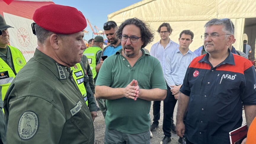 Venezuela bakanları arama kurtarma ekipleri ile bir arada
