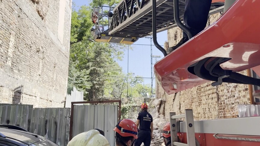 Kadıköy'de bina yıkımı sırasında göçük altında kalan 2 işçi kurtarıldı