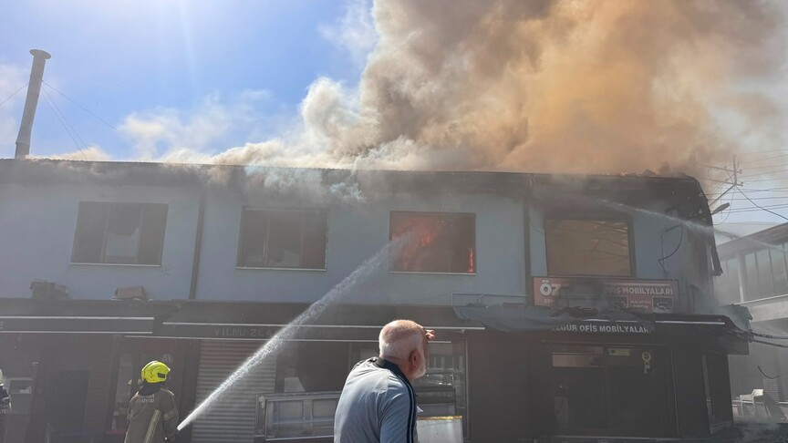 Bursa Osmangazi'de mobilya mağazası yangını