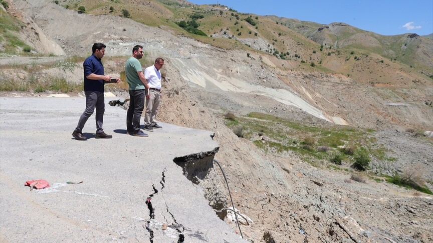 Hakkari-Van kara yolunda meydana gelen heyelan sonrası bölgeden görünüm
