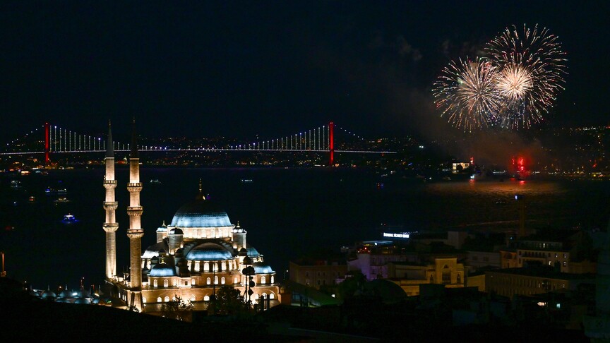 İstanbul Valiliği binası önünde Türk bayrağı