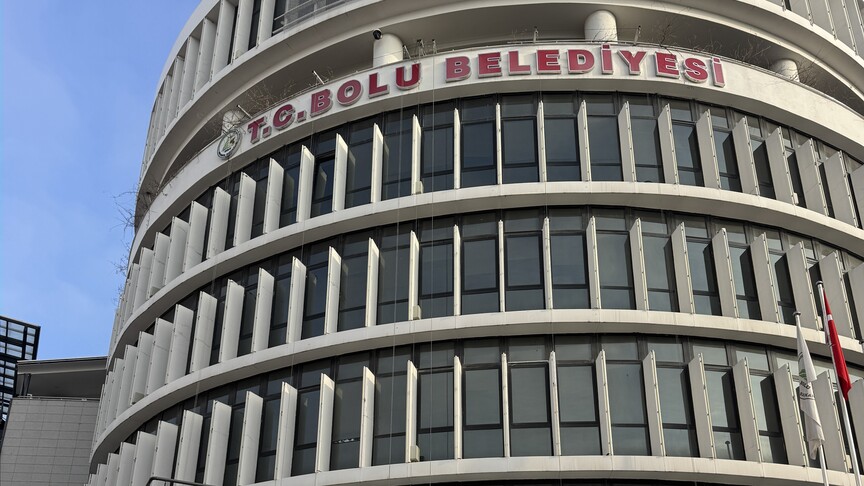 Bolu Belediyesi binası önünde emniyet ekipleri tarafından yürütülen operasyon