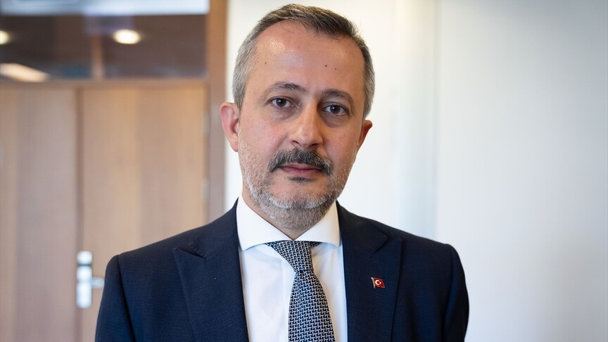 İstanbul Aile Vakfı binası ve dijital medya sembolleri