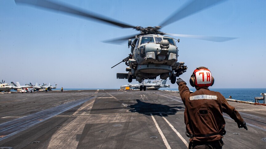 Një anëtar i ekuipazhit rezulton i zhdukur pasi helikopteri i Marinës së SHBA së bëri  ulje emergjente  në Detin Arabik