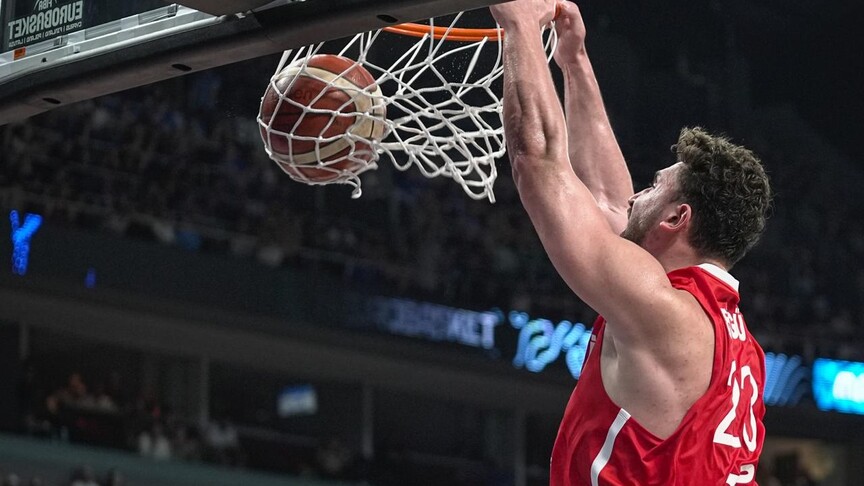 A Milli Erkek Basketbol Takımı oyuncuları sahada mücadele ederken