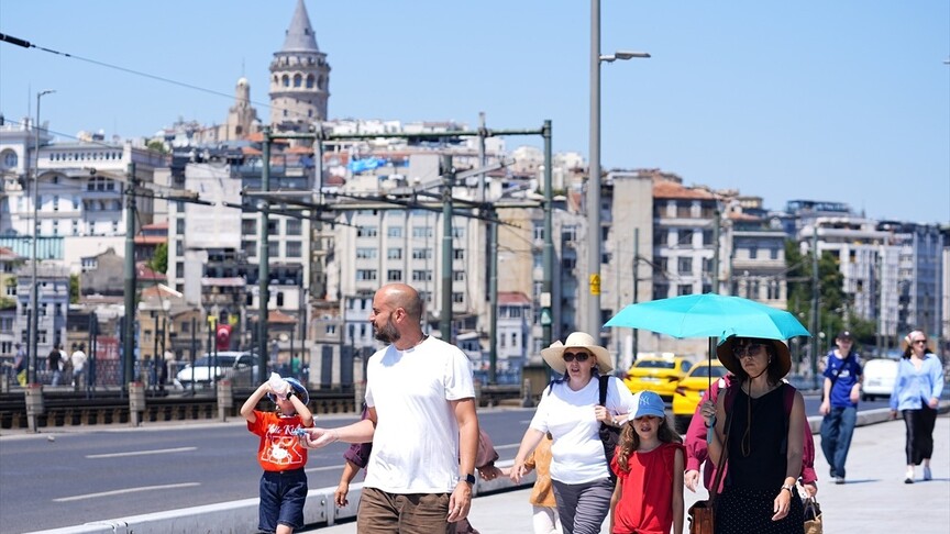 İstanbul'da sıcaktan bunalanlar sahil ve parklara akın etti