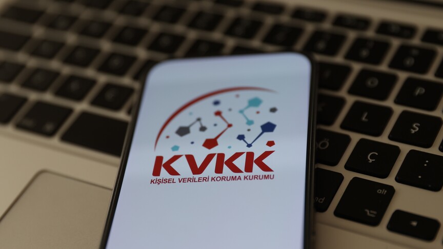 KVKK binası ve kişisel verilerin korunması sembolü