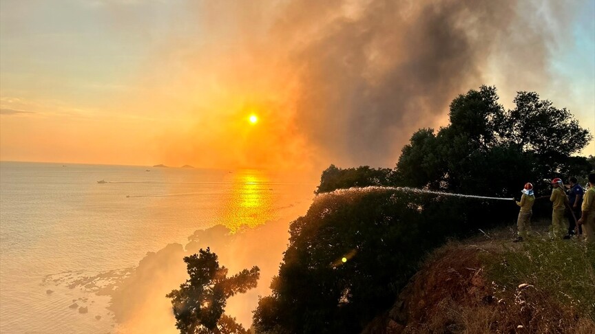 Büyükada'da plajdaki restoranda başlayıp ormanlık alana sıçrayan yangına müdahale ediliyor