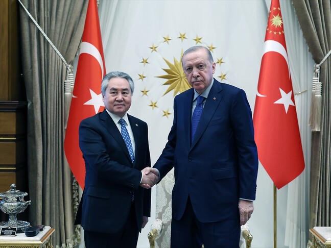 Presidenti Erdogan dhe kryediplomati i Kirgistanit takohen në Ankara