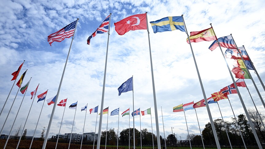 NATO karargahı ve bayrakları