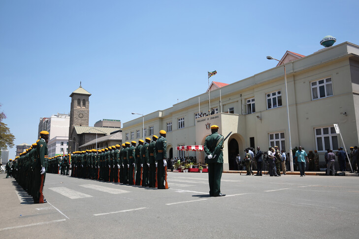Parlamenti i Zimbabvesë miraton amendamentin përfundimtar kushtetues që zgjat mandatin presidencial në 7 vjet