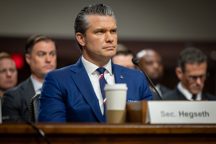Hegseth përballet me protesta gjatë ceremonisë  Washingtoni i sigurt dhe i bukur 