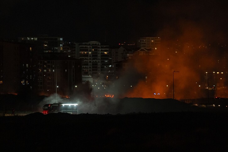 Ankara Etimesgut'ta otluk alanda çıkan yangına itfaiye ekiplerinin müdahalesi