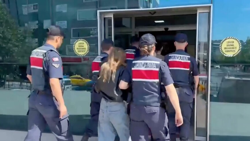İçişleri Bakanlığı logosu ve polis operasyonunu simgeleyen bir görsel.