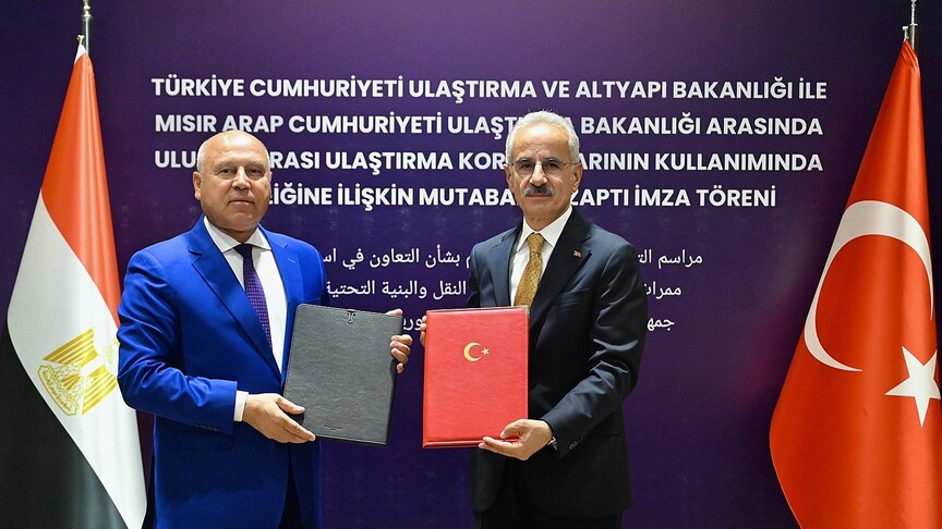 Ulaştırma ve Altyapı Bakanı Abdulkadir Uraloğlu ve Mısırlı yetkililer, Türkiye ile Mısır arasında ulaştırma koridorları anlaşması imzalıyor.