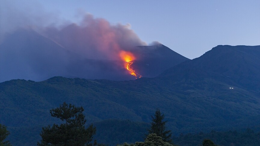 İtalya'da Etna Yanardağı kül ve lav püskürttü