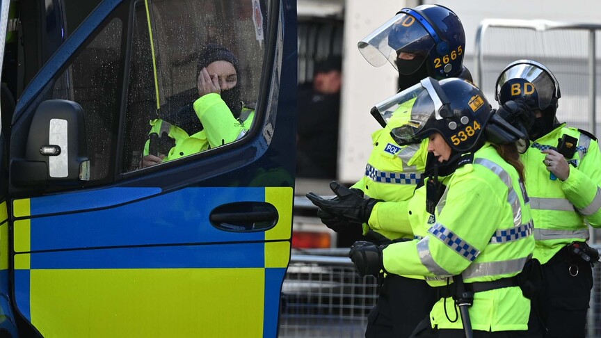 Policia britanike kritikon zgjatjen e orarit të punës së lokaleve për ndeshjen e Anglisë në Kupën e Botës