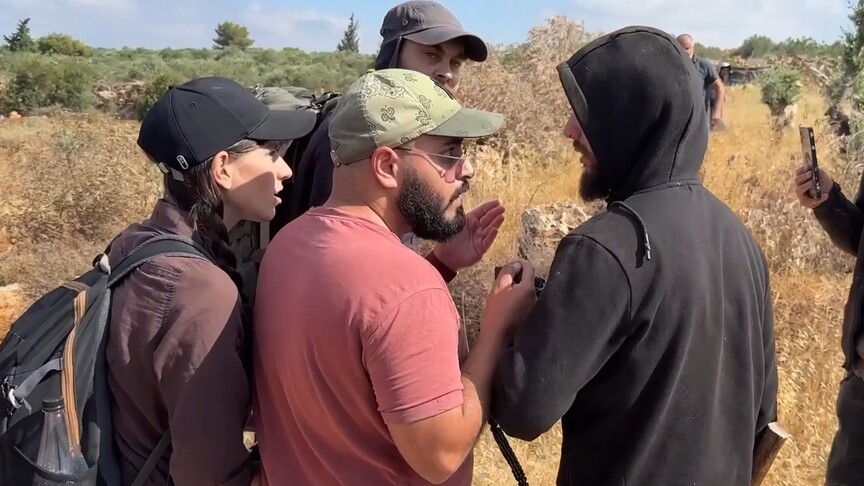 İsrailliler, işgal altındaki Batı Şeria'da Filistinli çiftçiler ve yabancı aktivistlere saldırdı