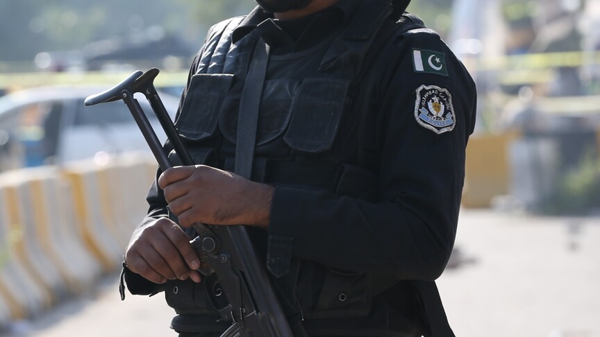 Pakistan'da yolcu otobüsünün uçuruma yuvarlandığı kazada 40 kişi hayatını kaybetti