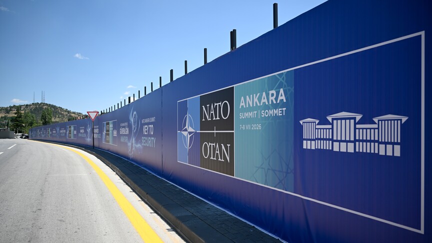 NATO bayrağı ve Ankara silüeti bir arada gösteren görsel.