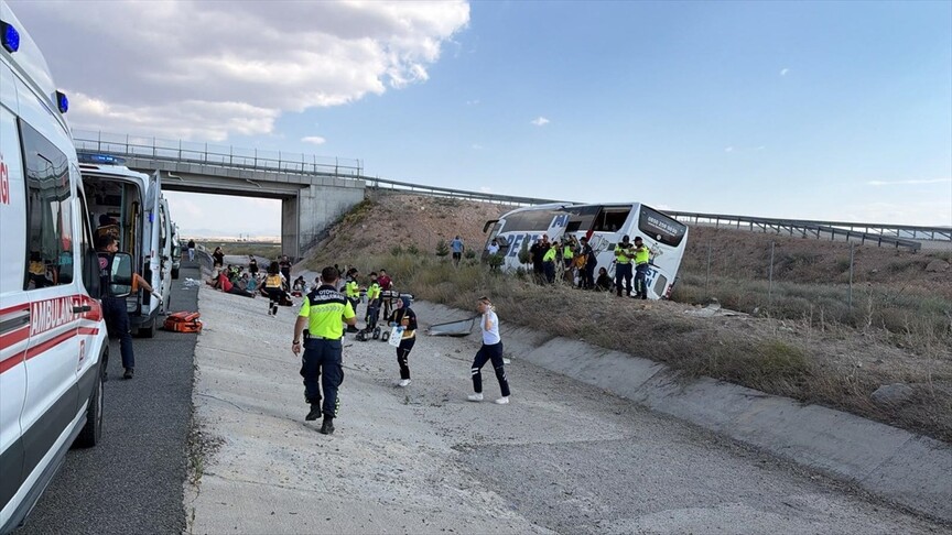 Aksaray'da yoldan çıkan otobüsün kaza yaptığı alan.