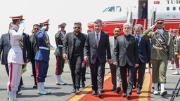 Yilmazê alîkarê Serokomar bo merasima fermî ya bi xatirê Xameney tê lidarxistin hat Tehranê