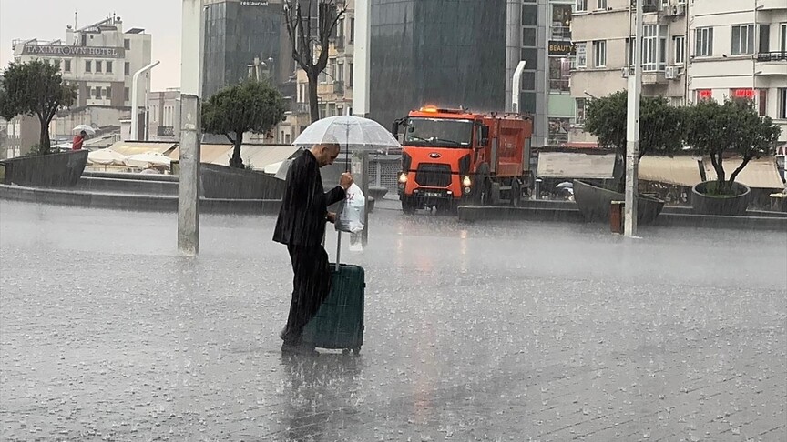 İstanbul'un bazı bölgelerinde gökgürültülü sağanak etkili oluyor