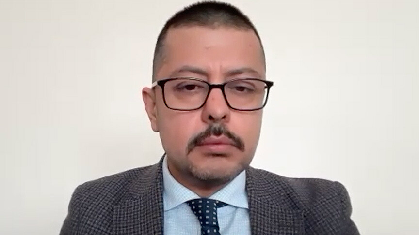 İsrail ve Filistin haritaları üzerinde çatışma simgeleri.